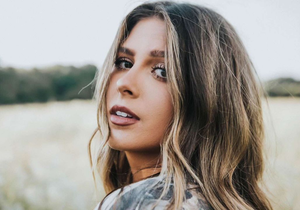 “SHE DIDN’T SING FOR THE CROWD — SHE SANG FOR THE SWEETEST SOUL AT THE FRONT RAIL. Halfway through the raw, whiskey-soaked set, amid stomping boots, warm amber lights, and the unmistakable weight of Southern storytelling, the music gently faded into silence. Ella Langley, the rising voice of modern country grit, stopped singing and slowly lowered herself onto a stool at center stage.”