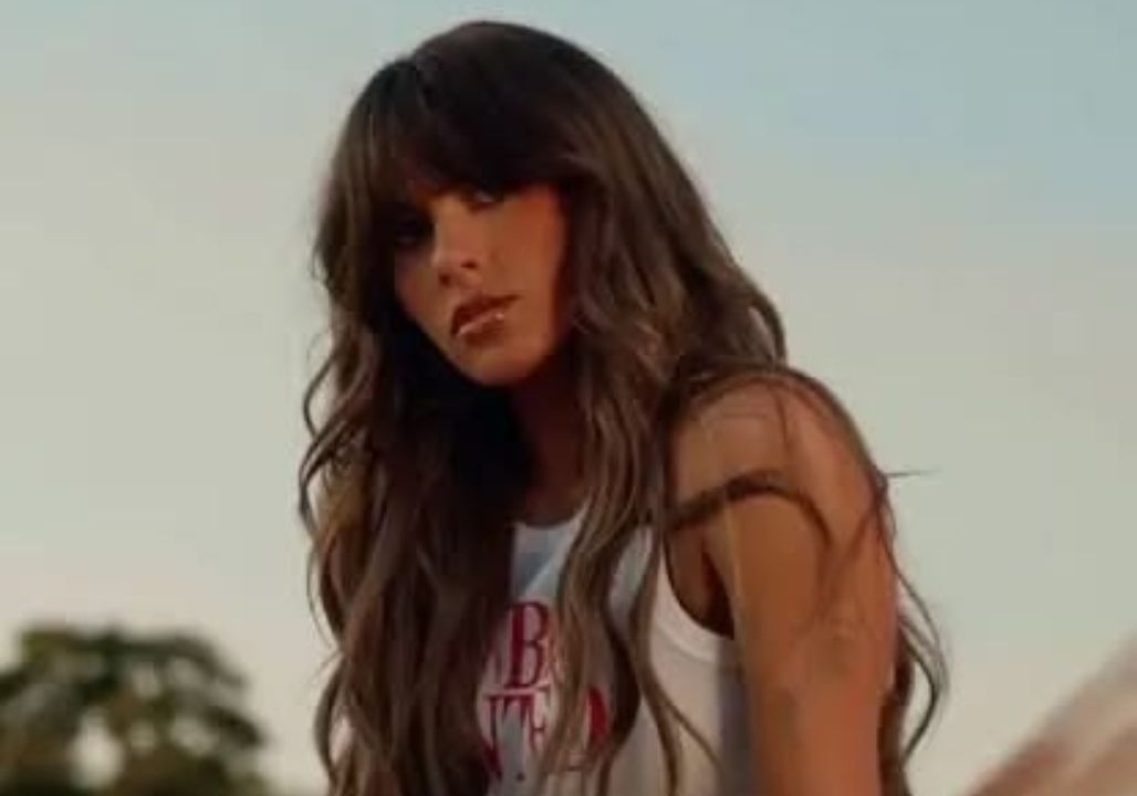 ““MORE THAN AN AWARD — A HEARTFELT TRIBUTE.” Last night, Ella Langley stepped onto the stage to accept one of the most prestigious awards of her music career. The lights were dazzling, the applause thunderous—everything seemed to celebrate the rise of a young star in country music.”