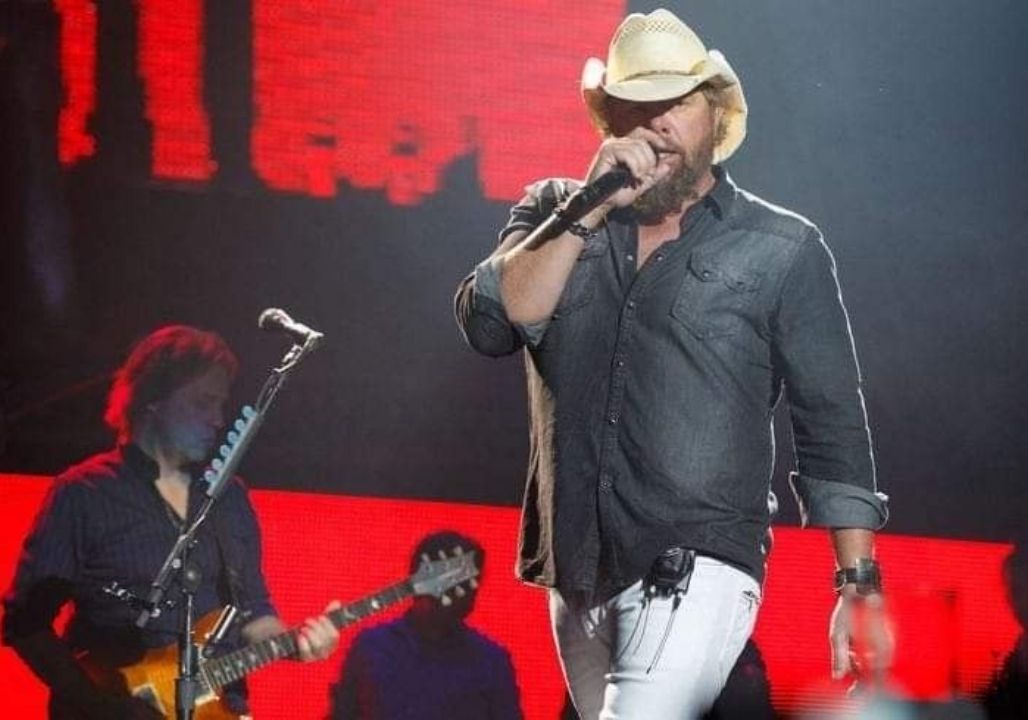 ““I RECORDED THIS ONE KNOWING I MIGHT NOT BE HERE WHEN YOU FINALLY HEAR IT” — TOBY KEITH QUIETLY LAID DOWN ONE LAST SONG WHILE FIGHTING CANCER… AND NEVER TOLD A SOUL. Toby Keith was never the kind of man to retreat. Not from criticism, not from controversy, and certainly not from an illness determined to take him down. With more than 100 million records sold and 20 No. 1 hits, he built a career on sheer force of personality and a voice powerful enough to shake an arena, yet tender enough to break your heart in the solitude of a late-night drive. He was bold, patriotic, and completely unapologetic about who he was. But during his private battle with stomach cancer, Toby did something few people knew about. He slipped into a recording studio one final time. There were no cameras, no press, no goodbye concert — just a man, a microphone, and the little strength he still had. He recorded one last track, sealed it away, and told no one. Now, after his death in February 2024, that hidden recording has come to light. And the moment that unmistakable voice returns — worn, weathered, but still full of fight — it lands like a blow straight to the heart. Some men leave this world swinging. Toby Keith left it singing — and delivered one final knockout before the curtain fell.”